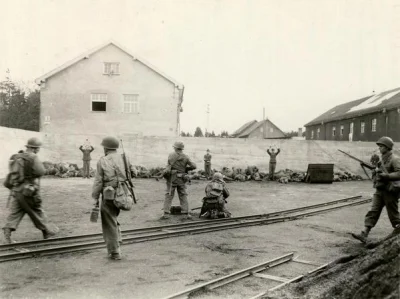 HaHard - Amerykańscy żołnierze rozstrzeliwują SS-manów na dziedzińcu obozu koncentrac...
