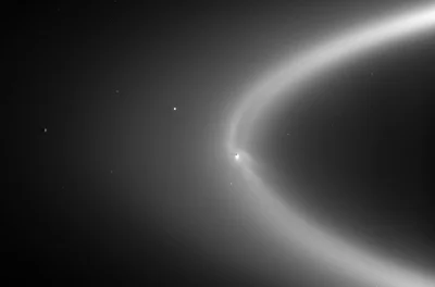 s.....w - Enceladus tworzący i stale zasilający ze swoich lodowych gejzerów pierścień...
