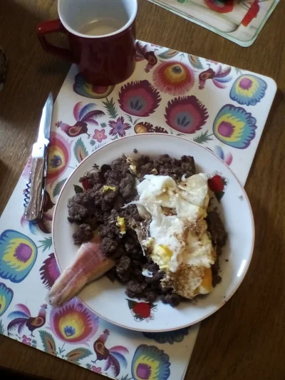 anonymous_derp - Dzisiejsze śniadanie: Smażona wołowina mielona, cztery jajka sadzone...