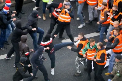 BojWhucie - prowokacje, wszędzie prowokacje...( ͡° ͜ʖ ͡°)
na fotce niemiecka antifa ...