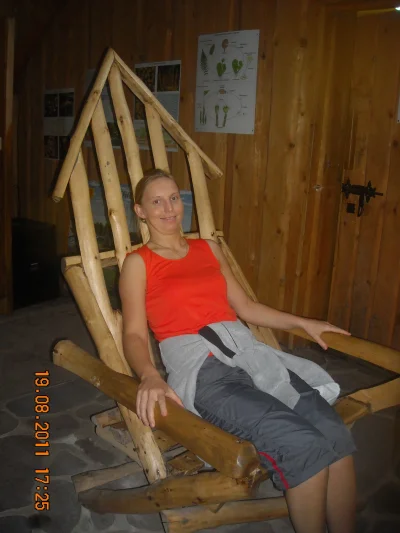 Paulinka666 - Moja mama Mariolle w Szymbarku na fotelu zrobionym z najdłuższej deski ...
