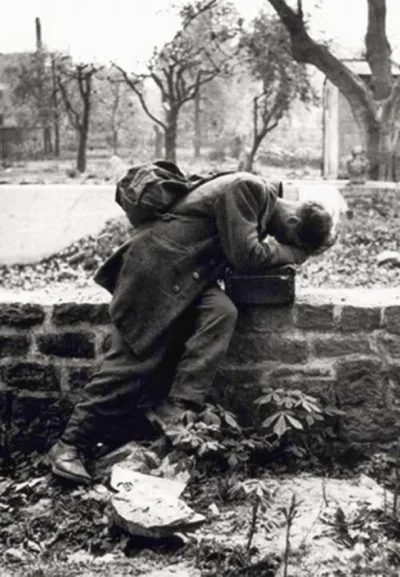 DecibelHS - Frankfurt - 1946r.

niemiecki żołnierz który był przetrzymywany jako wi...