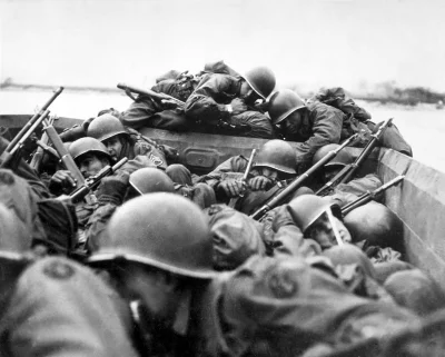 Rajtuz - Żołnierze z 89 Dywizji Piechoty USA forsują Ren pod ciężkim niemieckim ostrz...