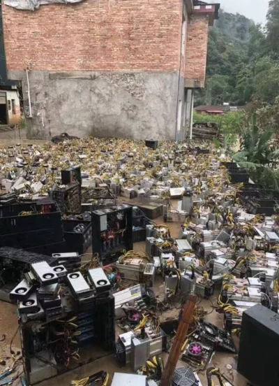 p.....4 - Powódź #chiny kopalnie #kryptowaluty #bitcoin #btc pod wodą https://twitter...