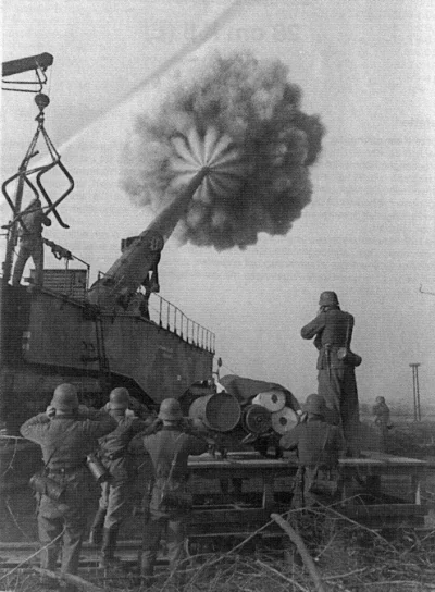 darosoldier - Niemieckie działo kolejowe w trakcie ostrzału, 1944 rok
#fotohistoria