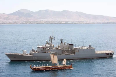 myrmekochoria - Dwa okręty wojenne i 2500 lat "ewolucji" marynarki wojennej. 

#smo...