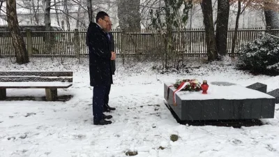 NapalInTheMorning - O, polski premier składa kwiaty na grobie polskich bohaterów... a...