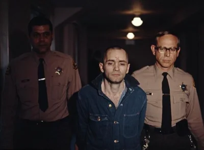 Zdejm_Kapelusz - Charles Manson prowadzony do sądu, rok 1972.