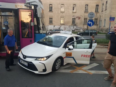 kotvi - jebło na Pułaskiego, taxi z licencją wjechał pod tramwaj
#wroclaw #mpk