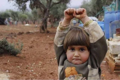 WesleyGibson - Syryjska dziewczynka uniosła ręce do góry po tym jak fotograf wycelowa...