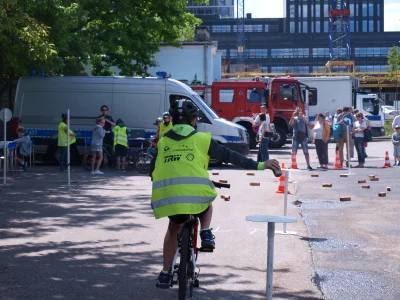 lewactwo - Zamknięty plac pod nadzorem policji, kamizelka i kask - tak wygląda egzami...