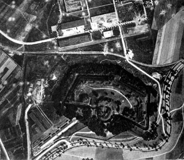 TypowyPolskiFaszysta - Fort Pszorna, znajdował się na terenie parku lotników, zniszcz...