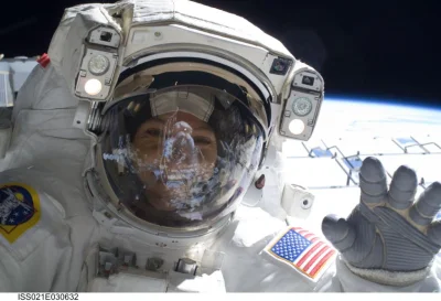 d.....4 - Astronauta Randy "Komrade" Bresnik, misja STS-129 wahadłowca Atlantis. 

#k...