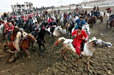 Cola-alex - Buzkashi

 Sport narodowy Afganistanu. Zawodnicy na koniu przeciągają m...