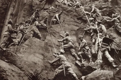 myrmekochoria - Koszmar pod Isonzo (fotografia: Żołnierzy austriaccy wspinają się, ab...