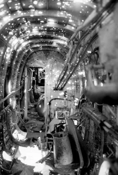 WezelGordyjski - Wnętrze bombowca RAF'u Handley Page Halifax, po ostrzale artylerii p...