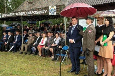 elKoyote - Jak tam, poborowi? Ćwiczycie już trzymanie parasolki?

#wojsko #dobrazmi...