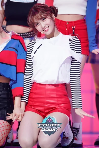 XKHYCCB2dX - #momo #twice 
#koreanka #japonka