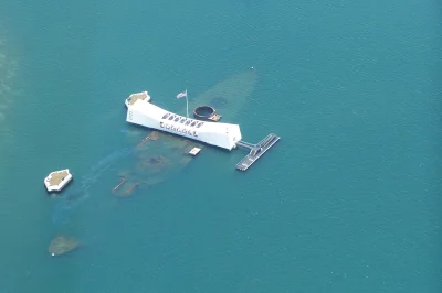 T.....1 - Pomnik nad wrakiem pancernika USS Arizona w Pearl Harbor na Hawajach upamię...