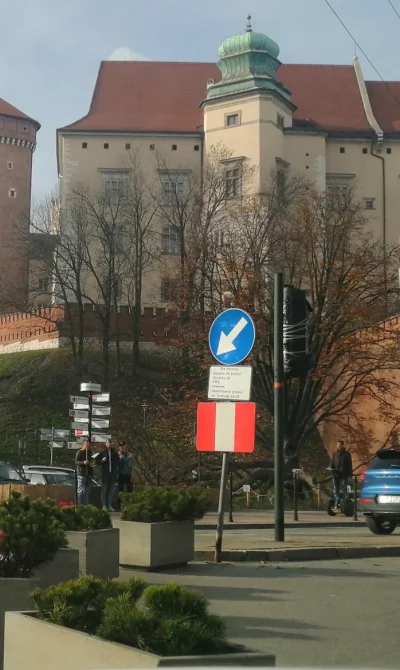 niepierdol - Ktoś wie co oznacza ten czerwono-biało-czerwony znak? #krakow #prawojazd...