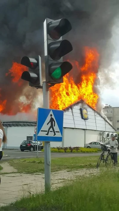 g.....i - I teraz wyobraźmy sobie - wtorek rano nie przyszło do pracy w #biedronka dw...