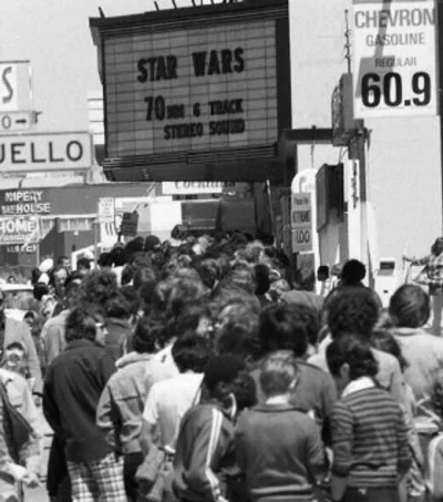 uziel - Dzień premiery Gwiezdnych Wojen w USA. 1977 rok #historycznezdjecia #film #ki...