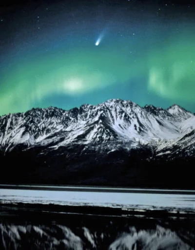 t.....m - Kometa Hale-Boppa i zorza polarna. Uchwycone nad Alaską - 1997 rok.
#ciekaw...