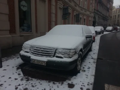 o.....y - Przykryta śniegiem locha. Tablice ma flagowe z przełomu 2000 i 2001 roku, c...