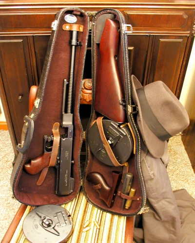 Badmanek - Pistolet maszynowy Thompson schowany w futerale na skrzypce 
#ciekawostki...