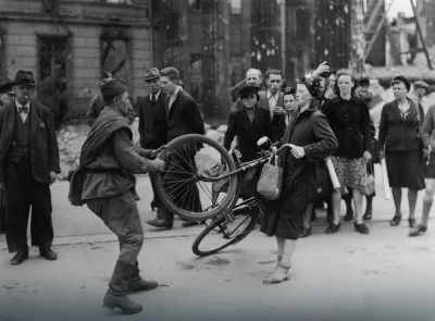 marmola - Kwiecień 1945 - żołnierz radziecki pomaga niemieckiej kobiecie sprawdzić ci...
