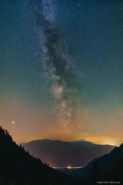 Nightscapes_pl - Sierpniowa Droga Mleczna nad austriacką częścią Alp. Z lewej strony ...