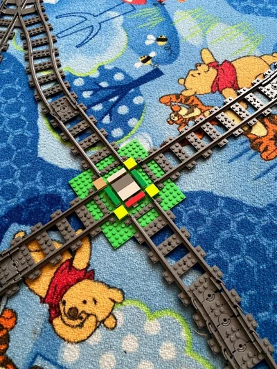 sisohiz - #lego 
Zrobiłem synowi skrzyżowanie torów dla pociągu towarowego :)