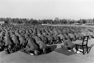 Sankullo - Muzulmanscy czlonkowie Waffen-SS podczas modlitwy. Niemcy rok 1943.
#hist...