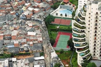 Phallusimpudicus - @uknot: Biedota mieszka w favelach, elyta w osiedlach strzeżonych