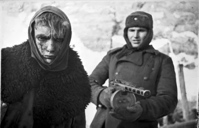 HaHard - Rosjanin prowadzi pojmanego Niemca, WWII
Stalingrad, 1943

#hacontent #hi...