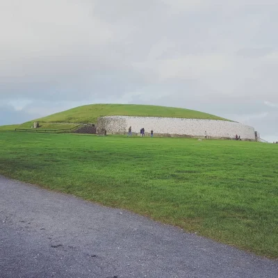 hrabiaeryk - Newgrange (Irlandia)

Niedaleko miasta Drogheda w hrabstwie Meath w mi...
