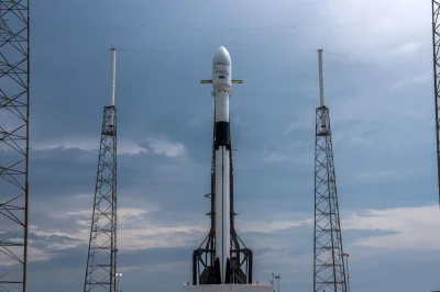 Elthiryel - Falcon 9 na platformie startowej SLC-40 przed misją Telstar 19 VANTAGE

...