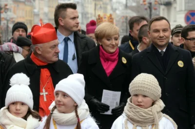 mietek79 - Prezydent Andrzej Duda na świątecznym spacerze w towarzystwie przebranego ...