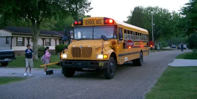 azbeston - @kubica941: W USA jest zakaz omijania autobusu (na pewno szkolnego nie wie...