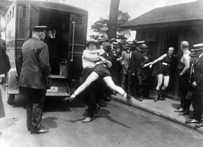 N.....h - Aresztowanie za zbyt skąpy strój kąpielowy. Chicago, 1922 r.
#fotohistoria...