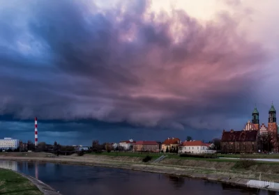 Piorunujaco - Chmura szelfowa nad Poznaniem 3 kwietnia o zachodzie słońca.
#tworczos...