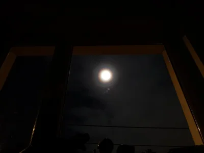 CzYczer - Ale fajny efekt wizualny powstał wokół księżyca.

Zdjęcie tego nie odda a...
