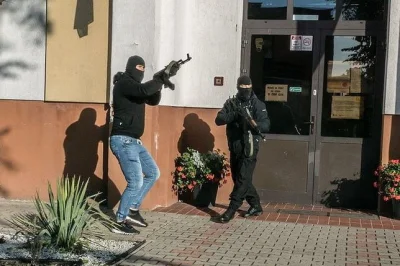 LewCyzud - ITS A PRANK BRO
Dyrektorka szkoły poprosiła grupę miłośników militariów by...