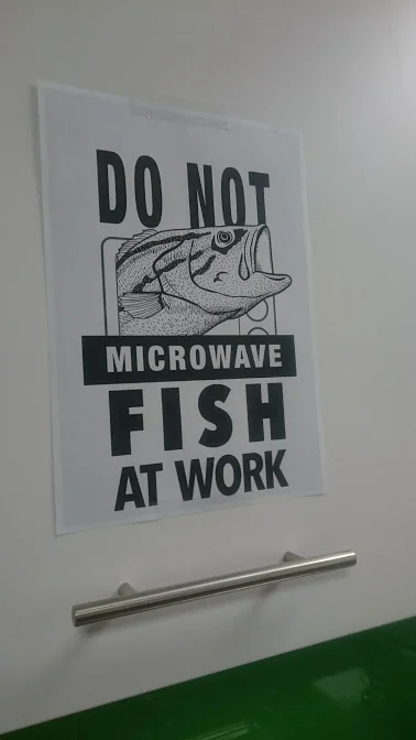 x.....r - Nigdy przenigdy nie "mikrofaluwkujcie" ryby w pracy :D Waliło u nas w biurz...