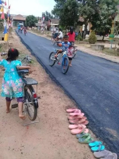 oba-manigger - W indonezyjskiej wiosce w prowincji Lampung zrobli pierwszą drogę asfa...
