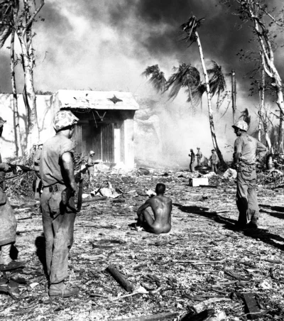 Rajtuz - Amerykańscy żołnierze pilnują Japończyka wziętego do niewoli w czasie walk o...