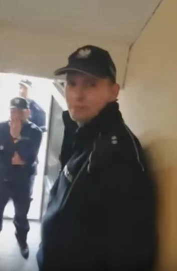 fajkonos - pan "niesamowity" policjant, oby nigdy nie musial dzwonic po pogotowie bo ...