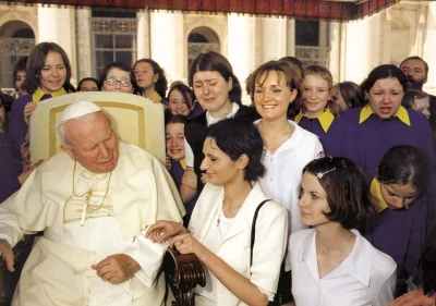 eloar - @Armo11: to jest ten sam Tron papieski co używał JP2. Benedykt był "tradycjon...