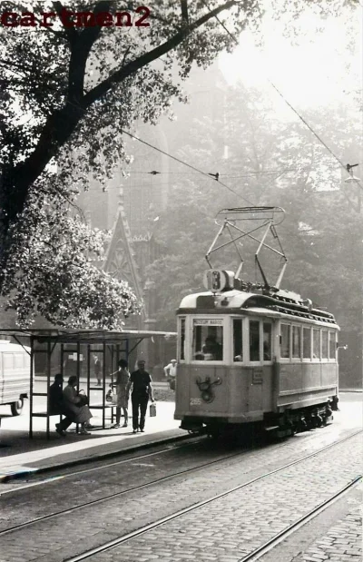 s.....w - Tramwaj linii "18" na przystanku tramwajowym przy ulicy Dominikańskiej - 19...