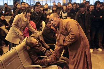 s.....t - Zabrakło mi tego zdjęcia - buddyjski mnich żegna się ze zmarłym mężczyzną.